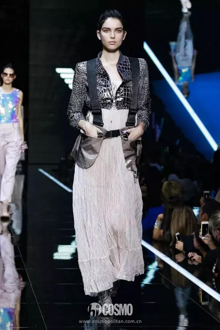 丫丫已经美“腻”了！于是穿上EmporioArmani帅气一回