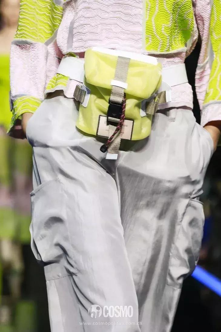 丫丫已经美“腻”了！于是穿上EmporioArmani帅气一回