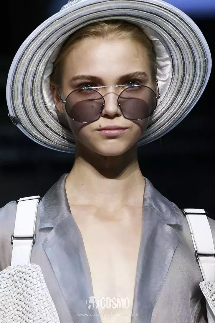 丫丫已经美“腻”了！于是穿上EmporioArmani帅气一回