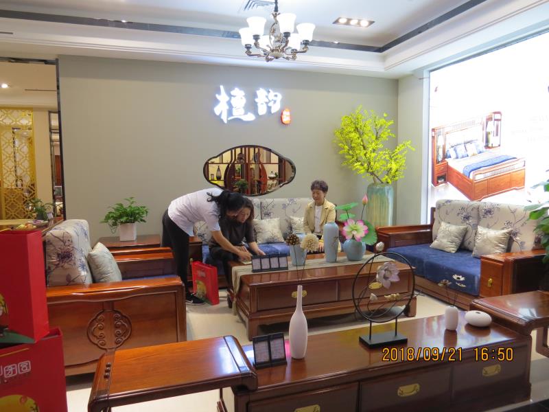 这个中秋日照市区新兵军属吃上了“喜之林”家居馆订做的月饼……