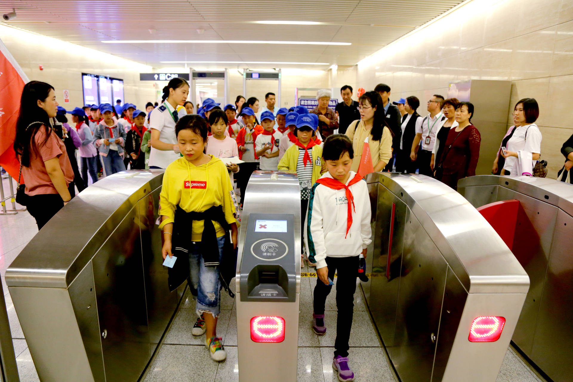 赞皇走近科技启迪未来第二届山里孩子看世界公益活动