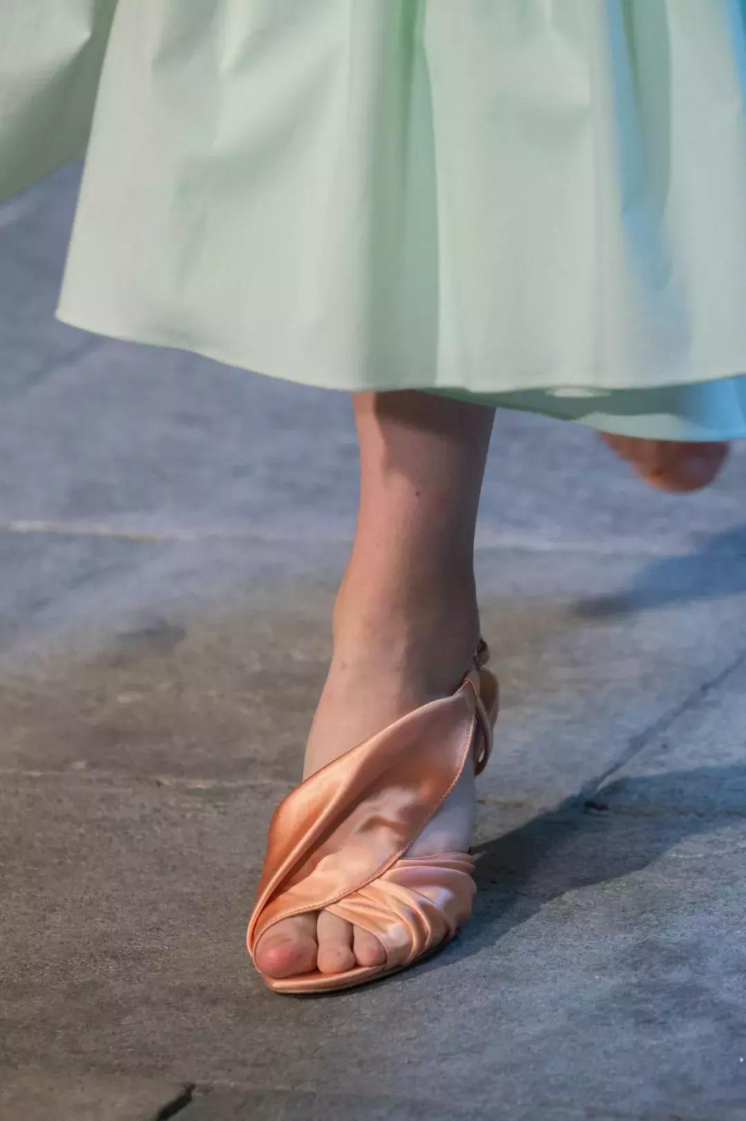 又有一波最新的美鞋美包来了看看我们是否为你种下了一片草原