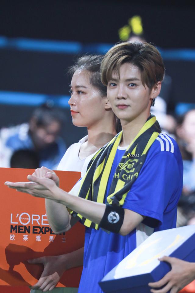 鹿晗擦汗,鹿晗踢球应援震惊全场