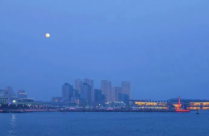 青岛海天中心观景台赏月,青岛黄山村赏月
