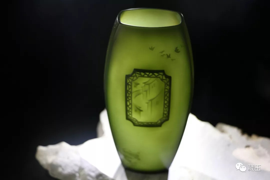 对月赏美玉，中秋话思乡