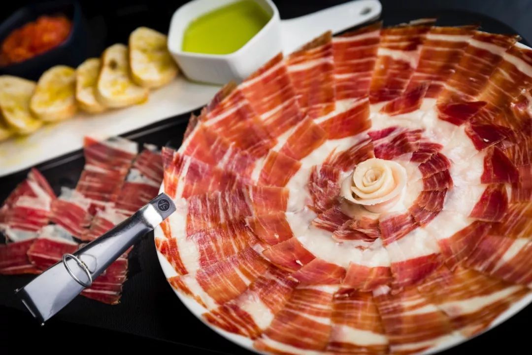 这只“大公鸡”一开业就王炸，5000瓶限量好酒碾压沙雕土豪！