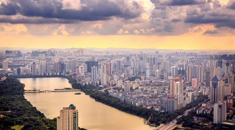 月薪5000在南宁能过什么样的生活,在南宁月入20万的生活