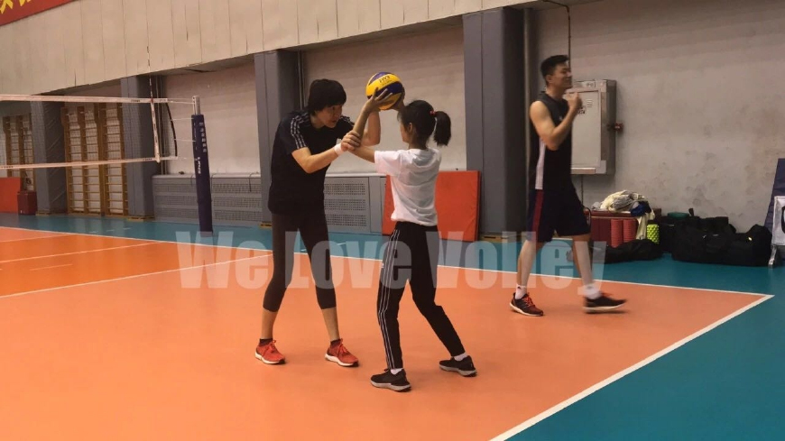 朱婷携妹妹出现大奖赛赛场,朱婷妹妹打排球比赛