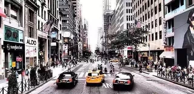 人不让，车不让，妙龄女生横死街头：别把自己脑袋拴别人裤腰带上