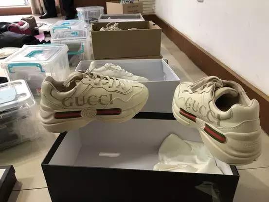 朋友圈卖的奢侈品是真的假的,专柜卖的奢侈品都是假的吗