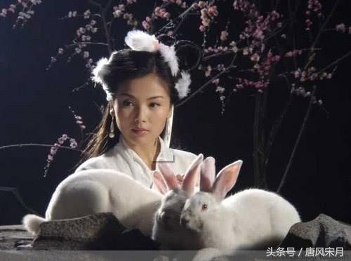 广寒宫那么多宫娥，为啥猪八戒非要*戏调**嫦娥，而不*戏调**别人？