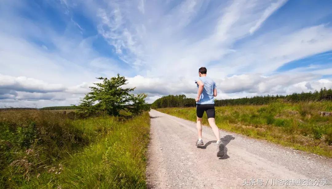 一个人开始走上坡路是有迹象的,一个人走下坡路往往有3种迹象