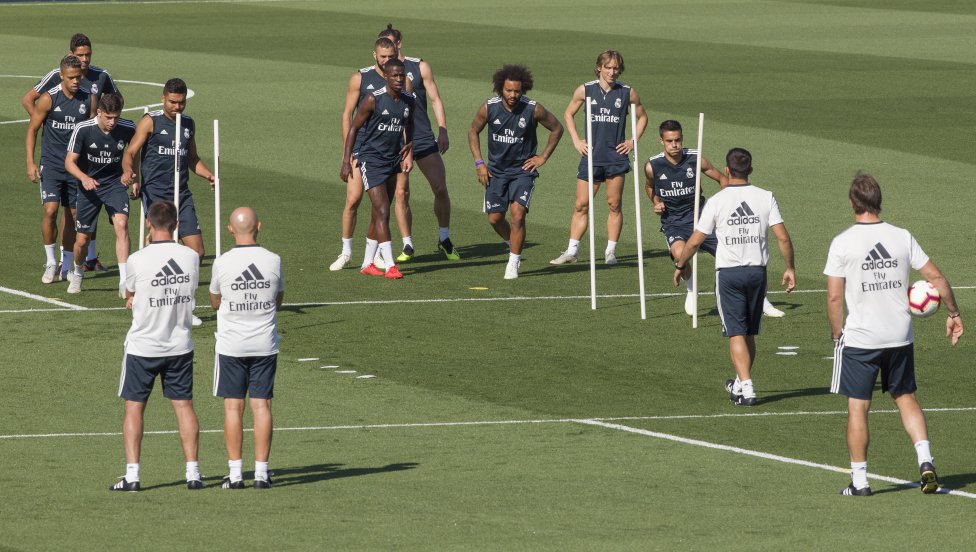 皇马客战塞维利亚迎挑战：两大主力缺阵新科世界足球先生或轮休