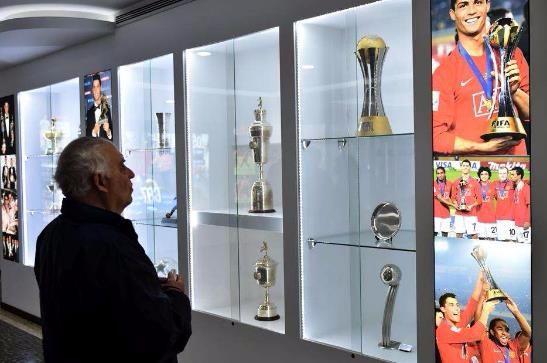 c罗被围拍图片,c罗被围住的图片