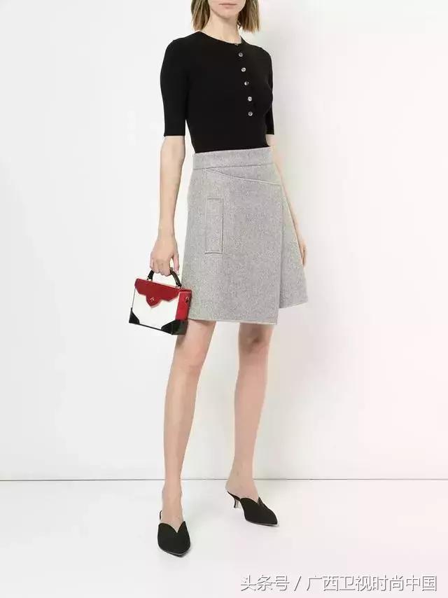 针织衫短袖里面应该穿什么,黑色金丝宽松短袖针织衫怎么搭