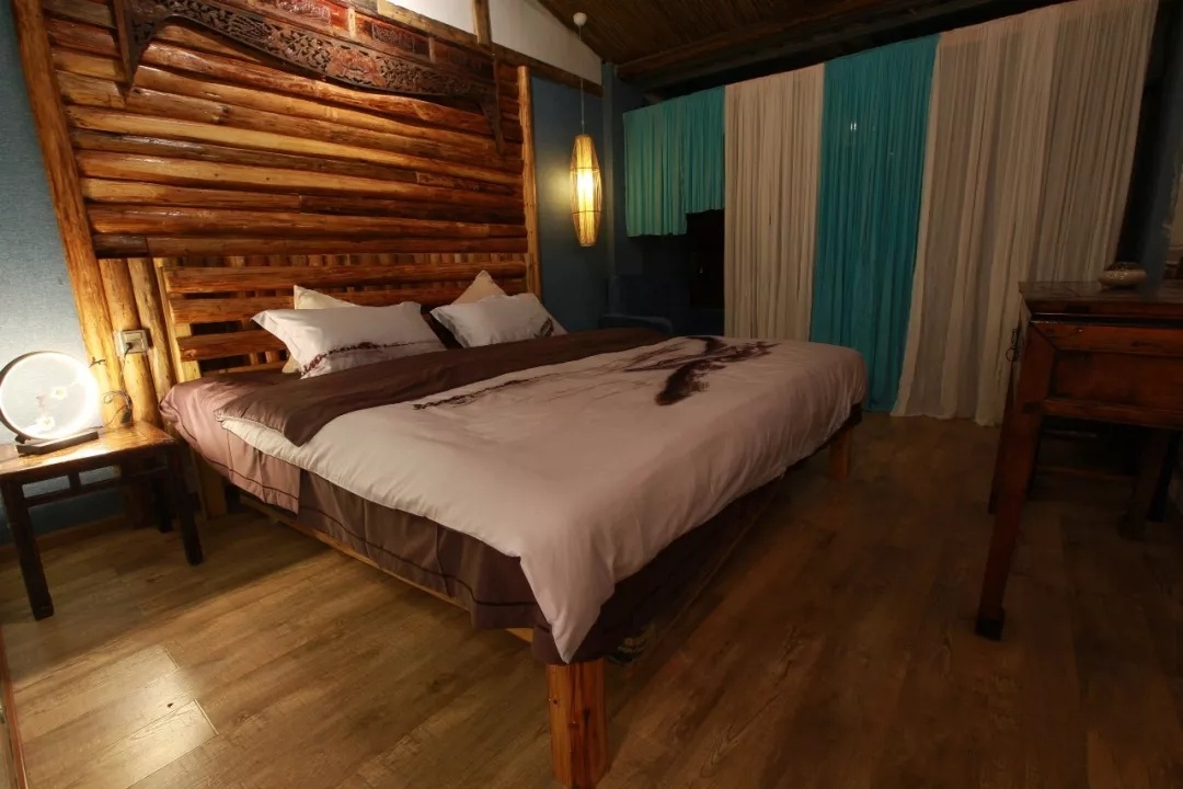 国庆假期住哪儿？水灵妹为你精心奉上都江堰这10家紧临景区的民宿酒店！让你坐拥青山绿水，感受品质生活