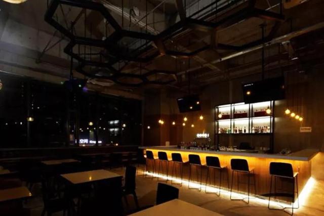 火遍香港尖沙咀、外滩江景环绕……2018魔都新酒吧，潮人新据点！