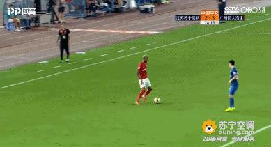 盘点足球场上那些非人类动作,足球场上这个动作到底有多危险