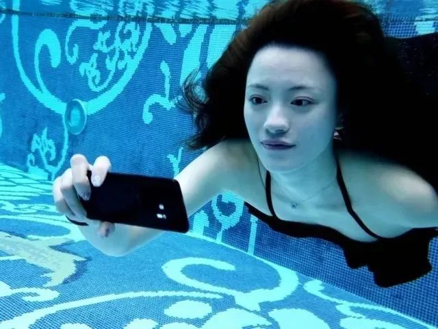 手机进水莫惊慌我来支招你别忙,告诉你手机进水最好的补救方法