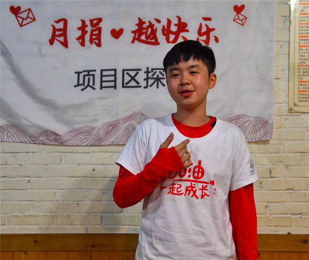 一群外来人带着「梦想」的旅行箱，打破了山娃娃们的平静生活……