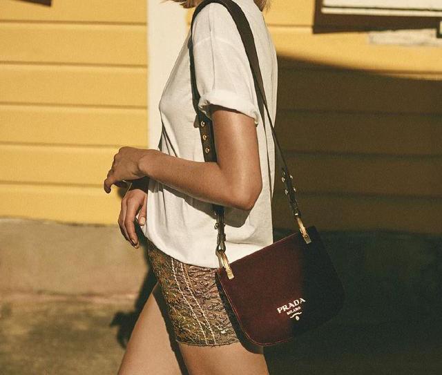 普拉达杀手包有多重,普拉达杀手包有肩带吗