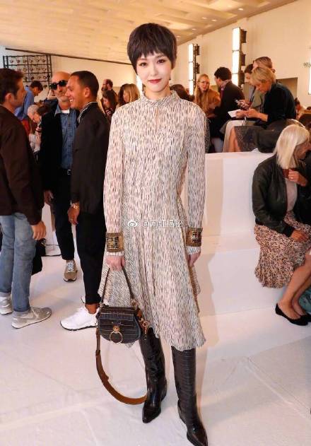 唐嫣超短发亮相巴黎时装周,唐嫣时装周看秀造型曝光