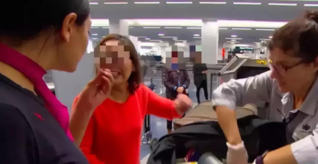 中国大妈出国探望儿子，行李箱被打开的那一刻，所有人都惊呆了！