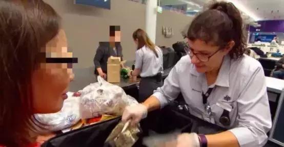 中国大妈出国探望儿子，行李箱被打开的那一刻，所有人都惊呆了！