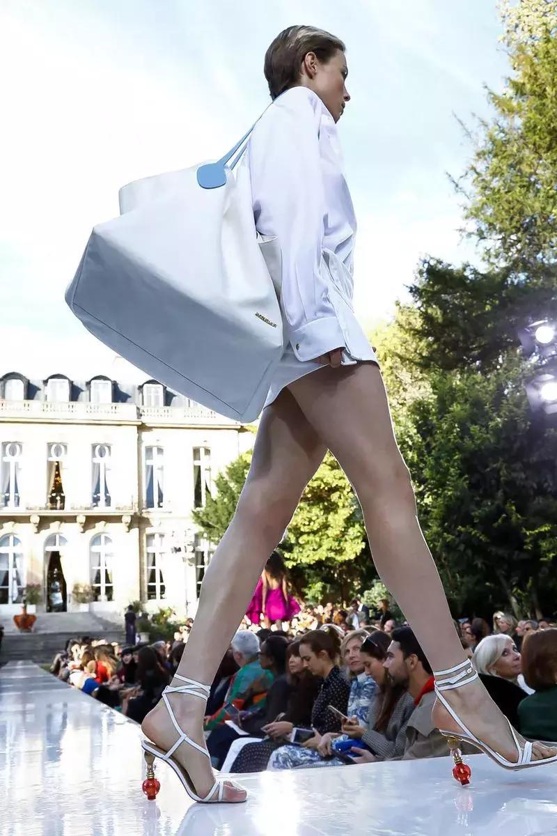 戚薇霸气走秀,唐嫣戚薇机场街拍大全