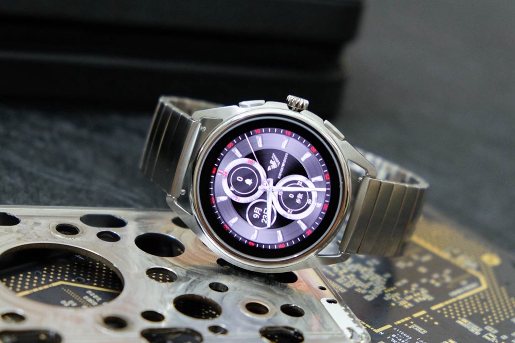 何必花钱买AppleWatch,阿玛尼智能触屏腕表难道不出色?