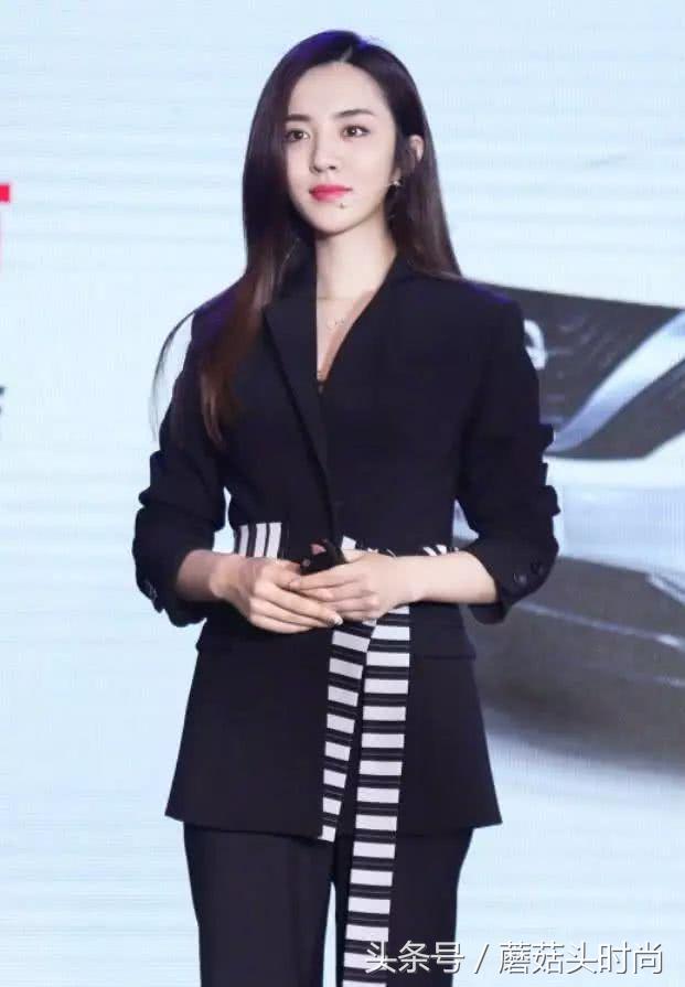 巴黎时装周玫瑰裙边,巴黎时装周玫瑰刺绣