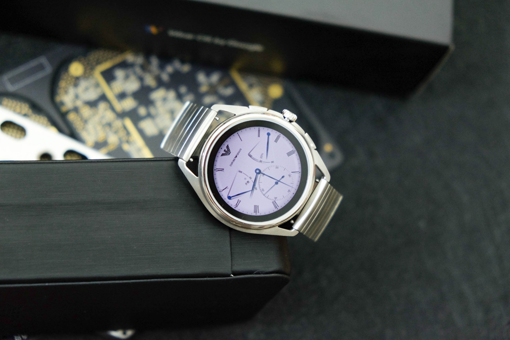 何必花钱买AppleWatch,阿玛尼智能触屏腕表难道不出色?