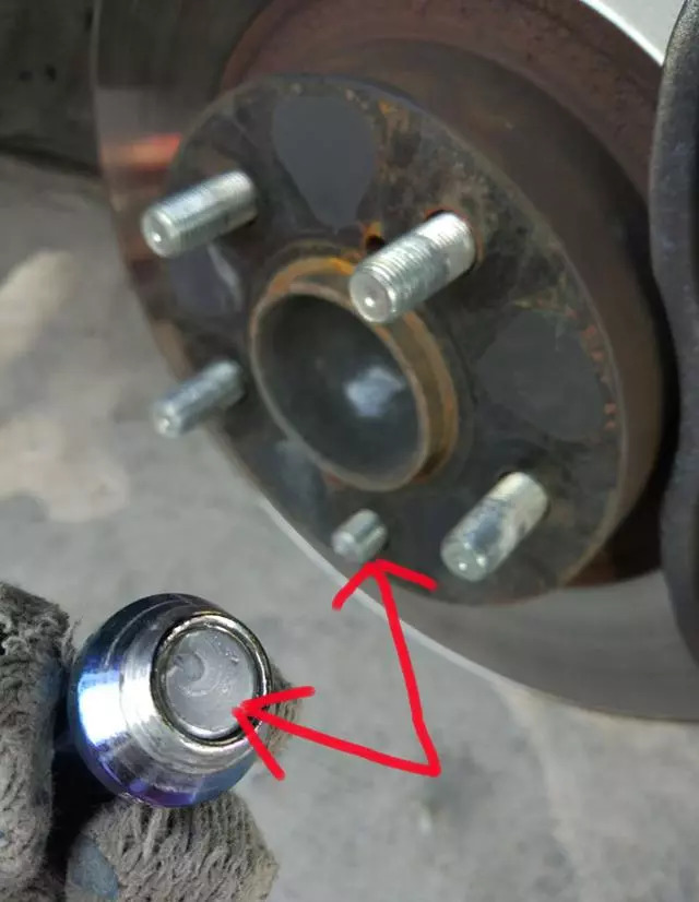 汽车轮胎螺丝断了一个有什么影响,为何汽修厂轮胎螺丝拆卸那么轻松