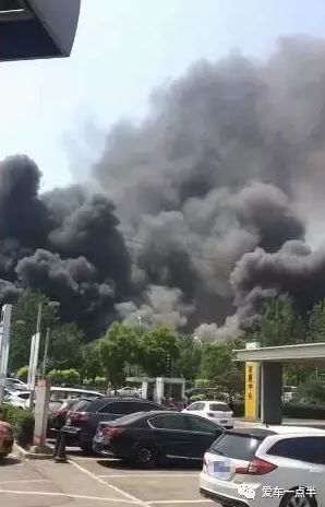 北京蟹岛烧毁上百辆车，只因一位司机脑洞大开？
