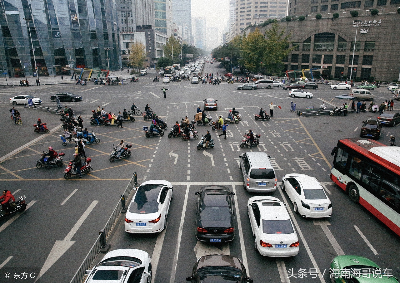 开车刚过停止线就红灯怎么办,车开出停止线红灯亮了是停还是走