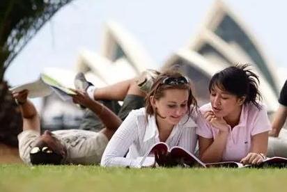 在英国和美国留学的差异,留学去新加坡好还是去英国留学好