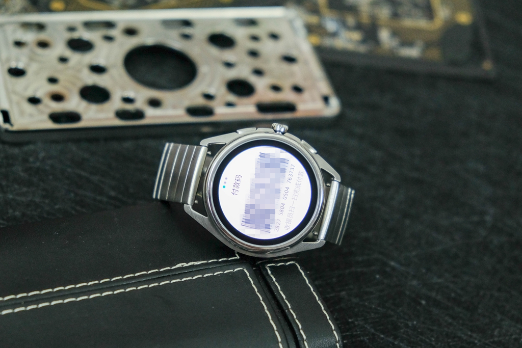 何必花钱买AppleWatch,阿玛尼智能触屏腕表难道不出色?