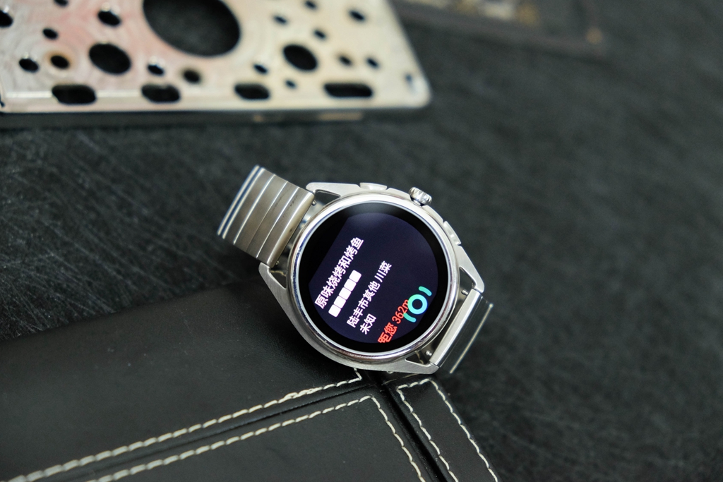 何必花钱买AppleWatch,阿玛尼智能触屏腕表难道不出色?