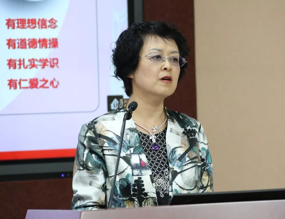 四有好老师的师德案例300字,争当四有好老师师德演讲稿