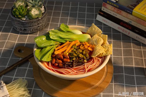 还记得第一次吃螺蛳粉的时候吗,你还记不记得那天吃螺蛳粉的时候