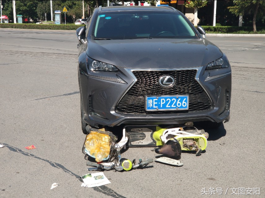 学校门口学生被电动车撞倒,学校门口故意撞电动车