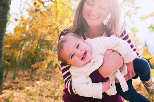 妈妈觉得你冷该怎么办,天冷要给宝宝加衣