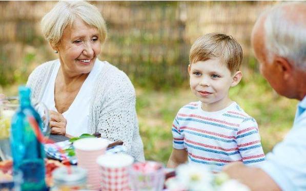 大人说话时小孩总是爱插嘴,大人说话小孩别插嘴