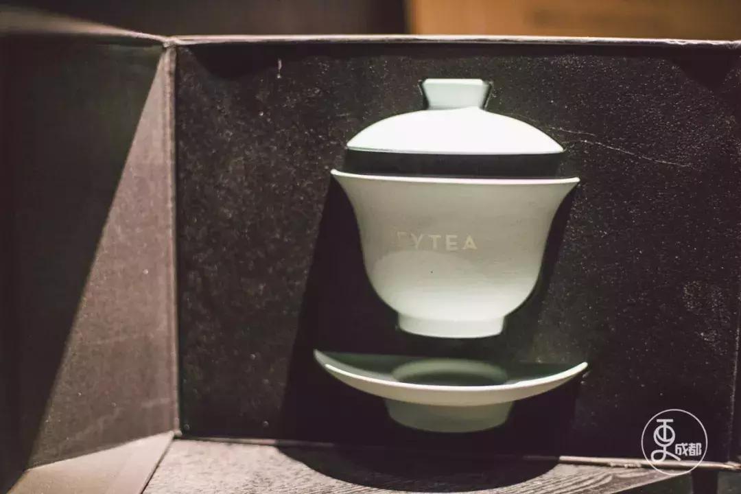 今天刷爆成都人朋友圈的网红奶茶店，卖起了五粮液水果茶和川菜！