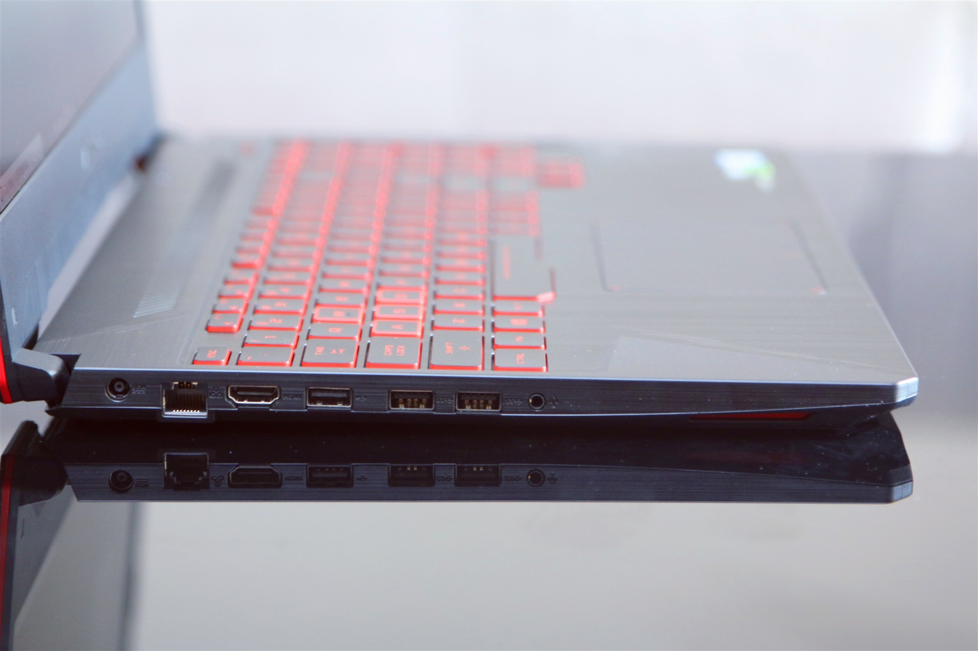 华硕飞行堡垒6评测,玩游戏要游戏本还是台式电脑