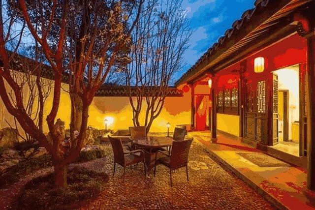 这座跟着周杰伦空降热搜的杨梅味小城,休渔期也能让你吃得满嘴鲜