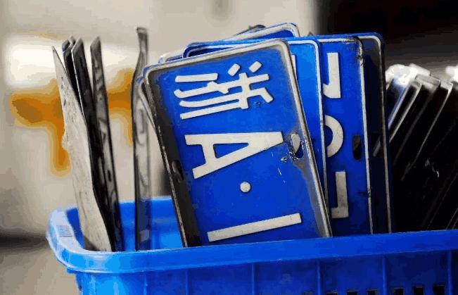 上海这辆劳斯莱斯堪称车界扛把子，交警看了也绕道：这车牌惹不起