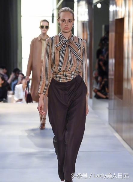 国际大牌都喜欢裤头前挂丝巾,衣服比较单调的时候增加灵气