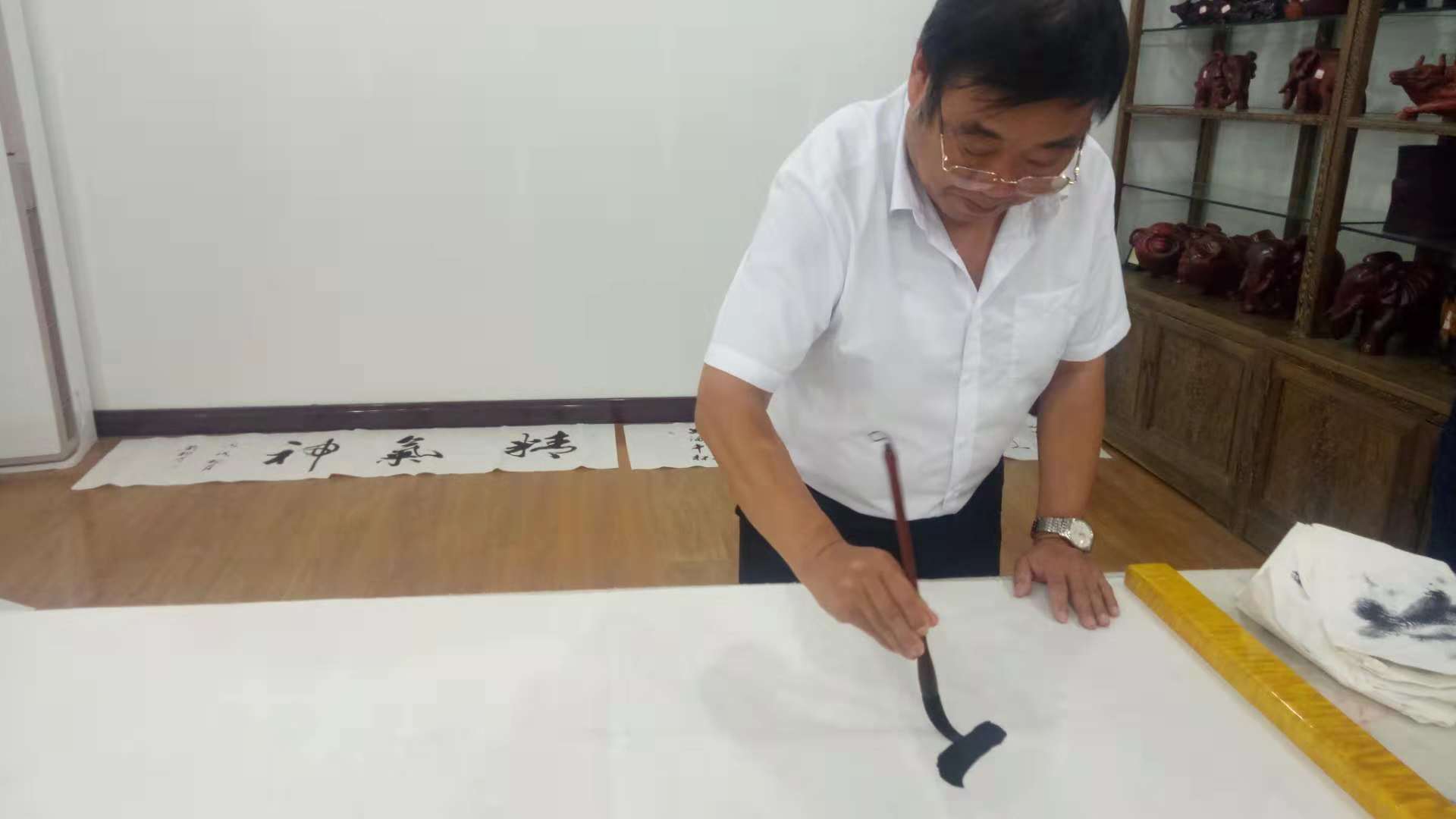 墨韵达贺意红木展丰华