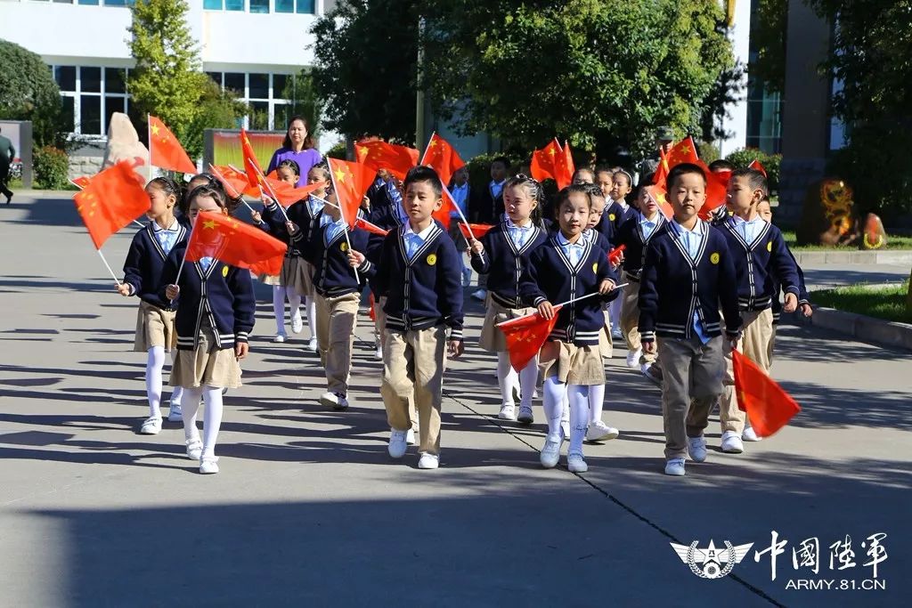 军旗为证，战友为媒：你嫁给爱情的样子，真美！